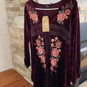 Andree by Unit women’s velvety long top